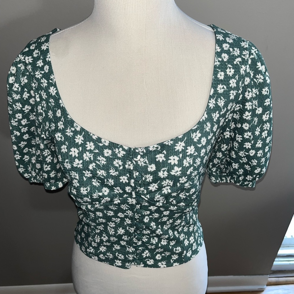 Free people green floral cropped top. Short puffed sleeves. Size small.